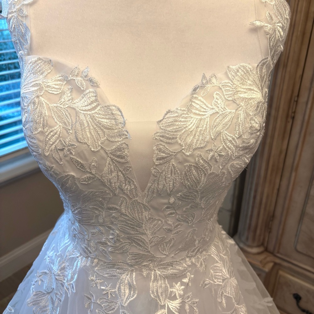 NEW White Wedding Dress, Wedding Dress with Train, Dress with Appliqués, Size LG - Picture 2 of 15